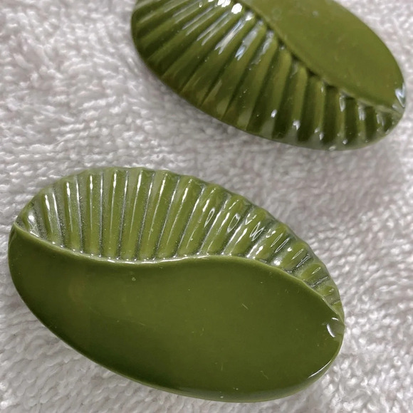 Vintage Avocado Green Painted Textured Metal Oval Clip On  Earrings - Picture 8 of 9